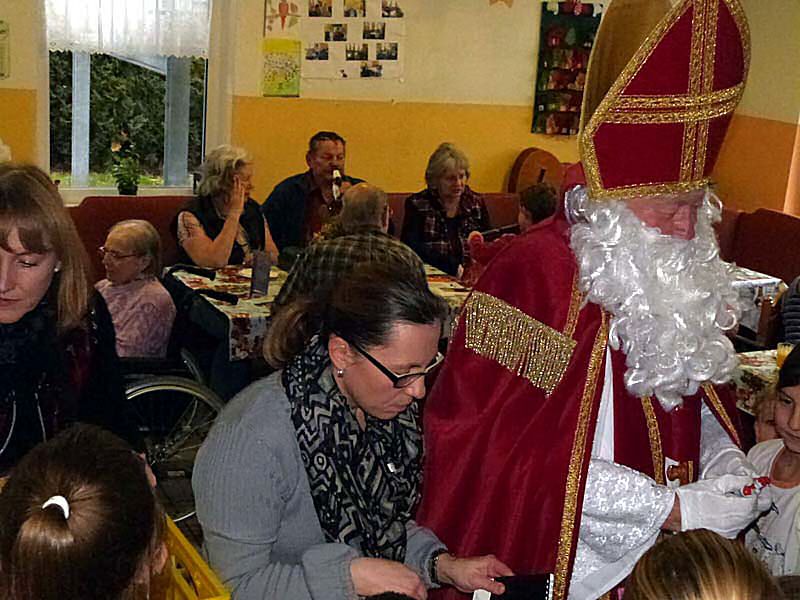 weihnachtsfeier-im-seniorenheim